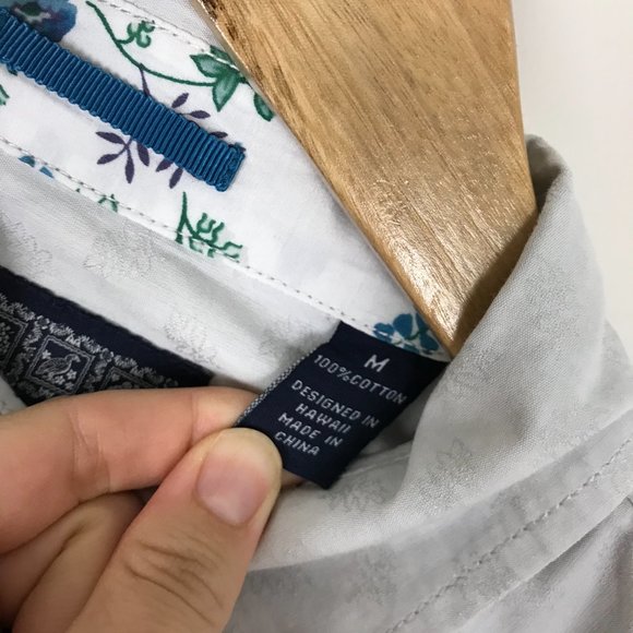 Reyn Spooner Women's M Light Blue Gray Button Up Shirt Floral Embossed B5 - Picture 6 of 7